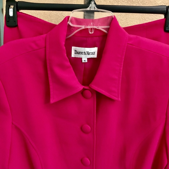 Women’s Danny & Nicole 2 pc size 16 Fuchsia Suit - Picture 2 of 11